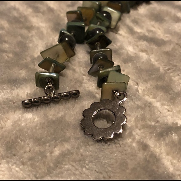 ♥️ Green-Gray Beaded Necklace w/Beaded Clasp - Picture 2 of 4